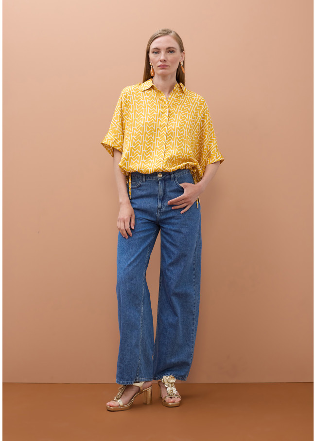 Camicia satinata con manica caduta e stampa 'Emes'
