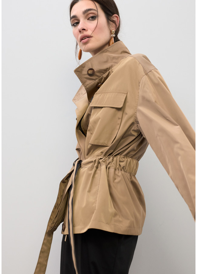 Parka técnica curta com cinto de contraste