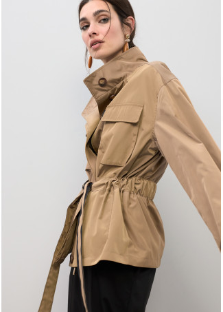Parka tecnico corto con cintura a contrasto
