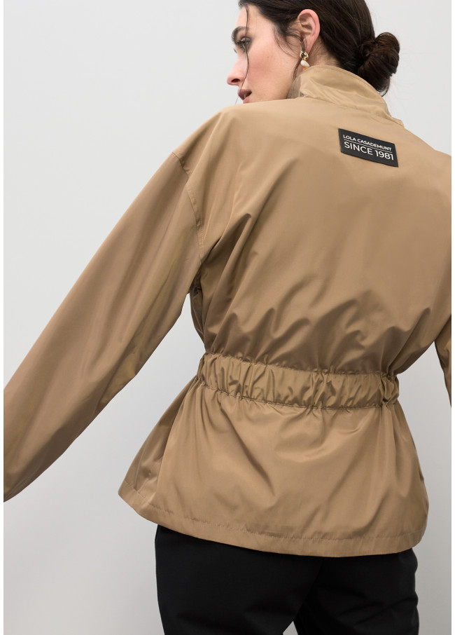 Parka technique courte avec ceinture contrastante