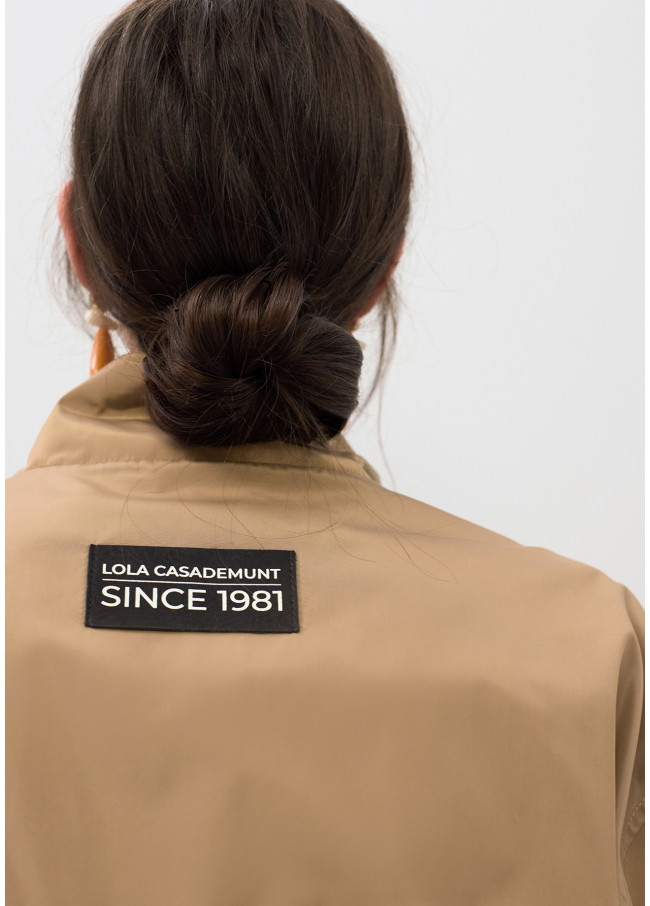 Parka técnica curta com cinto de contraste