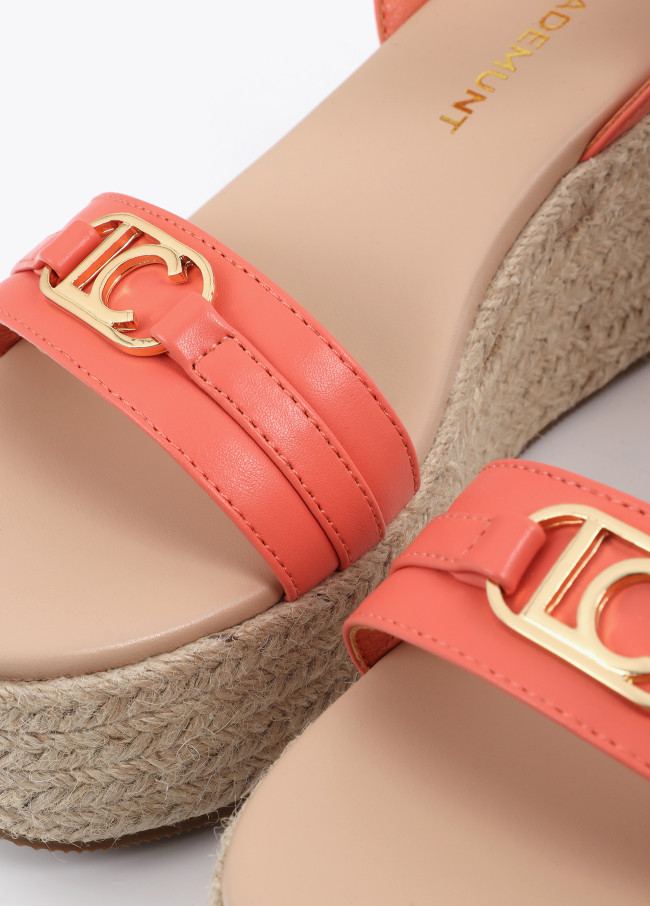 Wedge with Raffia Effect and Personalized Strap