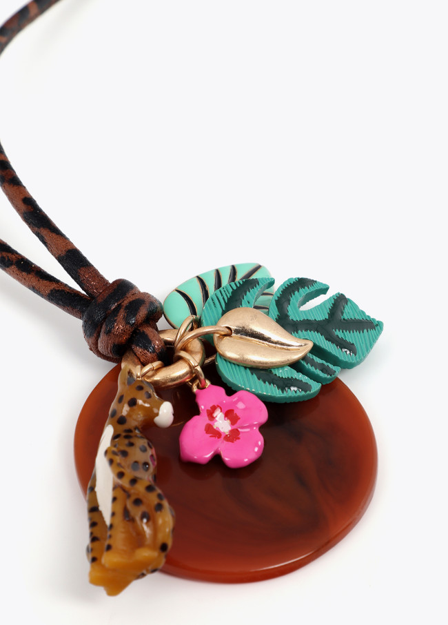 Colar longo cordão de estampa animal com charms...