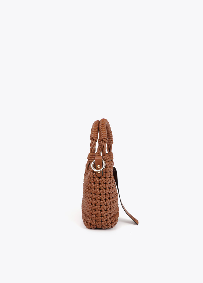 Bolsa tiracolo entrançada com nós efeito pele