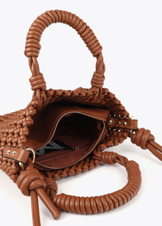 Bolsa tiracolo entrançada com nós efeito pele