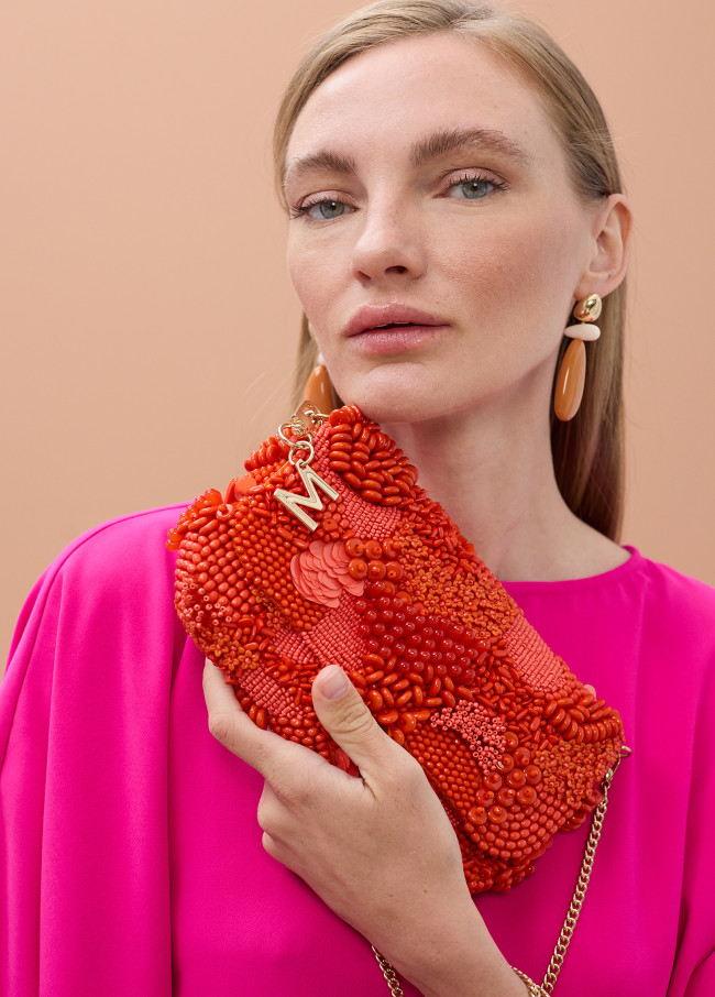 Bolso bandolera con pedrería al tono