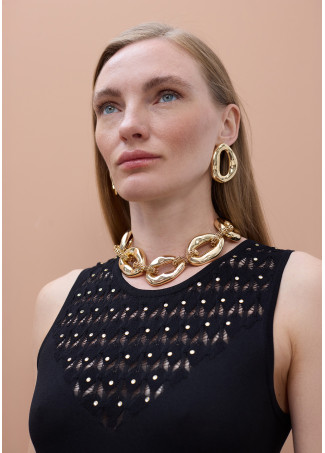 Robe longue en maille avec larges bretelles et décolleté ajouré