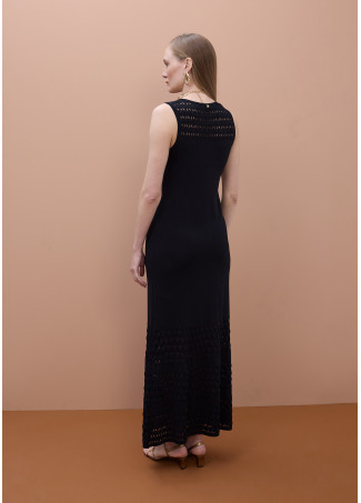 Robe longue en maille avec larges bretelles et décolleté ajouré