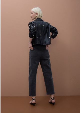 Pantalón tejano recto con detalle tachas