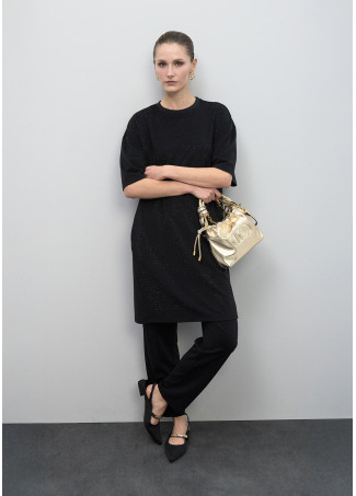 Borsa a secchiello dorata con logo in rilievo