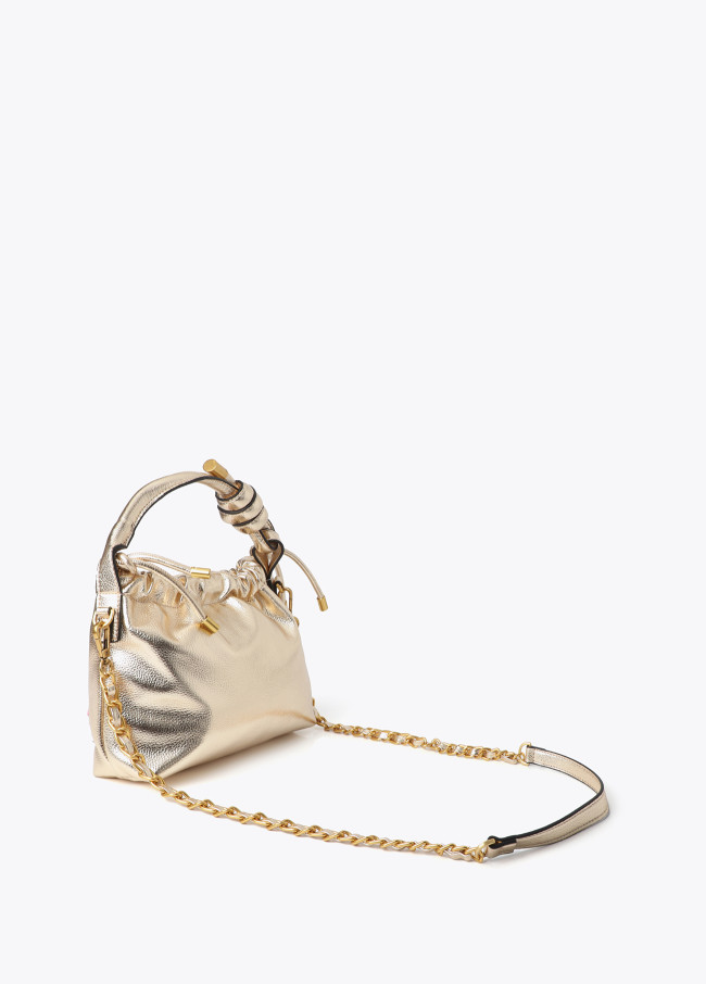 Goldene Beuteltasche mit geprägtem Logo