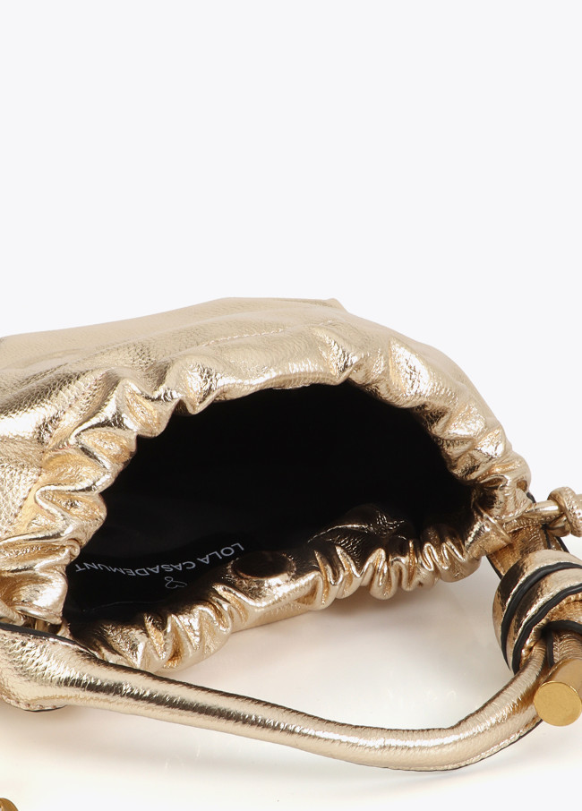 Borsa a secchiello dorata con logo in rilievo