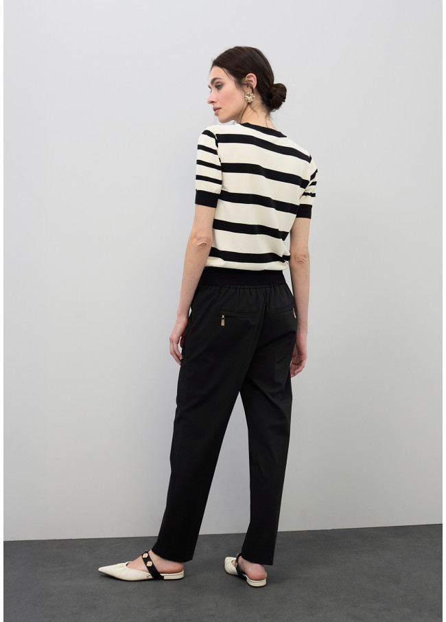 Camiseta de tricô preto e branco