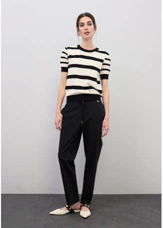 Camiseta de tricô preto e branco