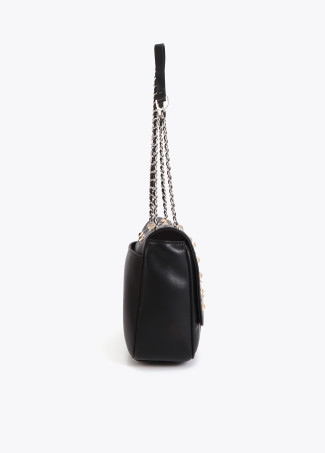 Bolsa Tiracolo com Aba e Tachas Douradas e Prateadas