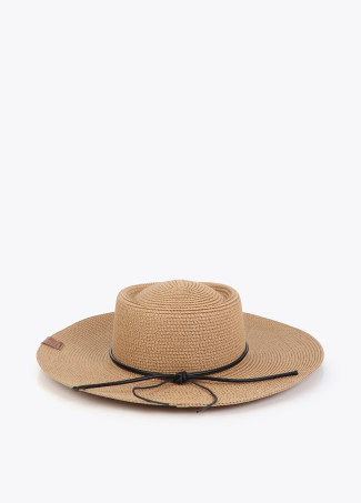 Cappello con Dettagli Acrilici