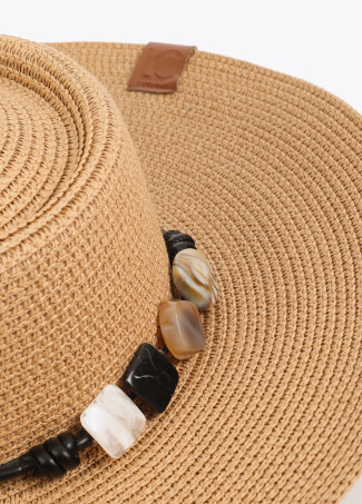 Cappello con Dettagli Acrilici