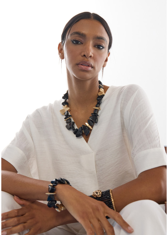 Collier en Acrylique avec Pièces Métalliques