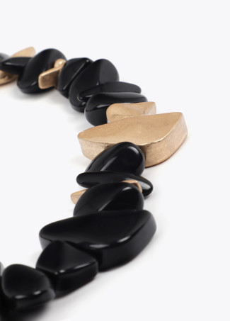 Collar acrílico combinado con piezas metálicas