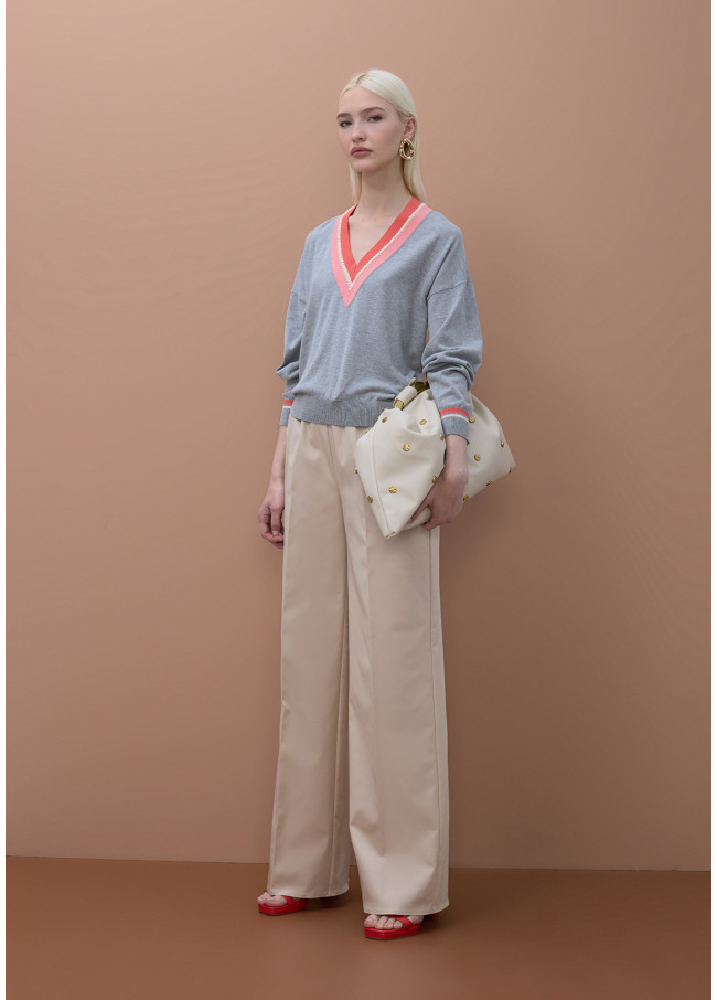 Pull col en V à contraste et détail tressé