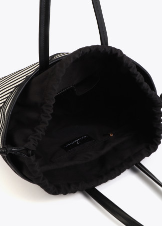 Shopper tecido riscas combinado com efeito pele.