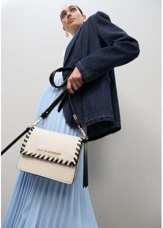 Bolsa Transversal Trançada com Detalhe Contrastante