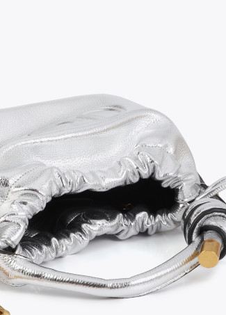 Borsa a secchiello dorata con logo in rilievo