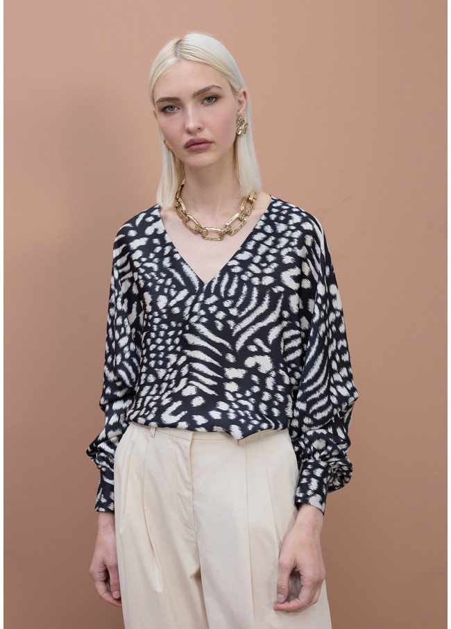 Blusa estampada com mangas bufantes e decote em V