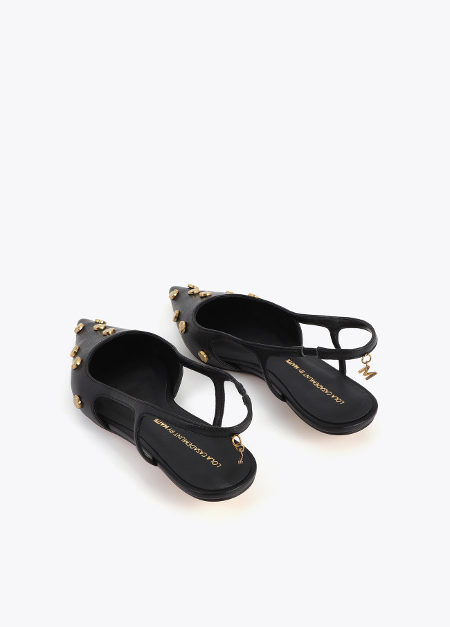 Schuhe mit Absatz und Nieten