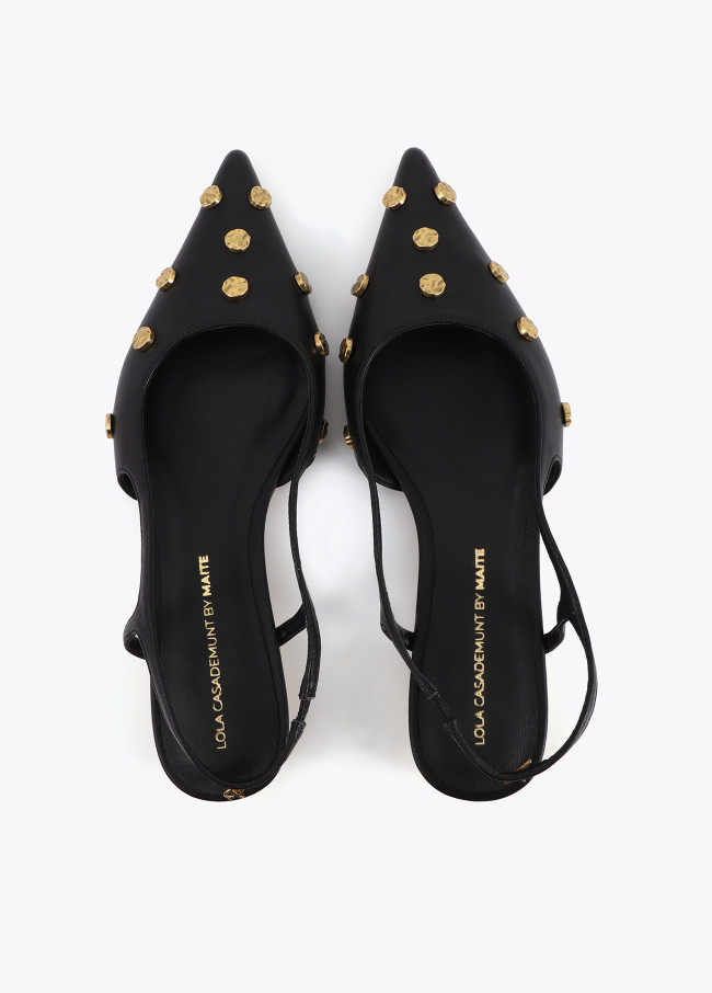 Zapato de tacón con detalle de tachas