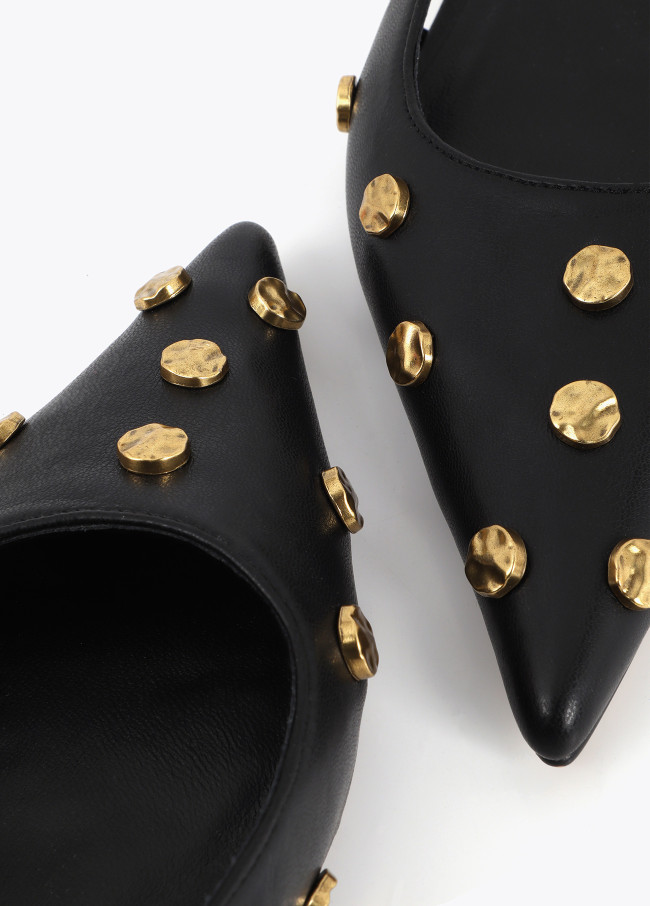 Zapato de tacón con detalle de tachas