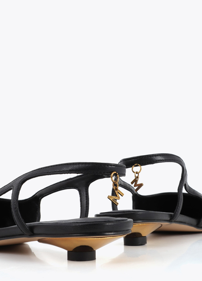 Zapato de tacón con detalle de tachas