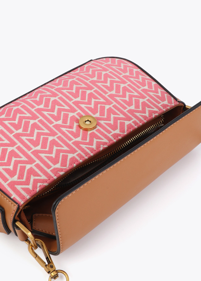 Bolsa de Correia com Aba Jacquard e Efeito Couro