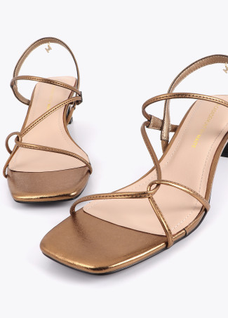 Sandalo con tacco e cinturini