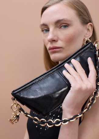 Bolso efecto brillante cadena