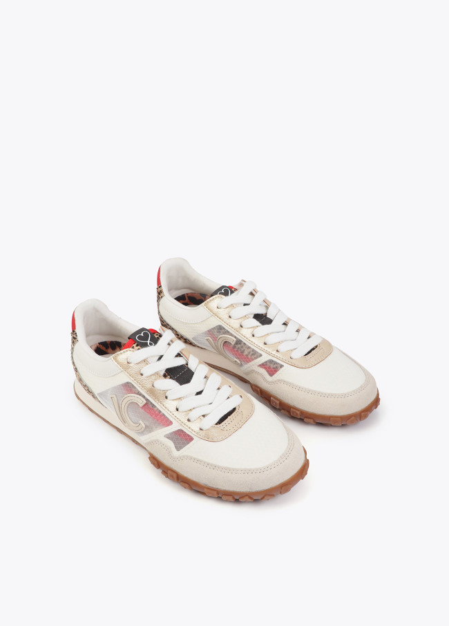 Sneaker aus Mesh und verschiedenen Stoffen