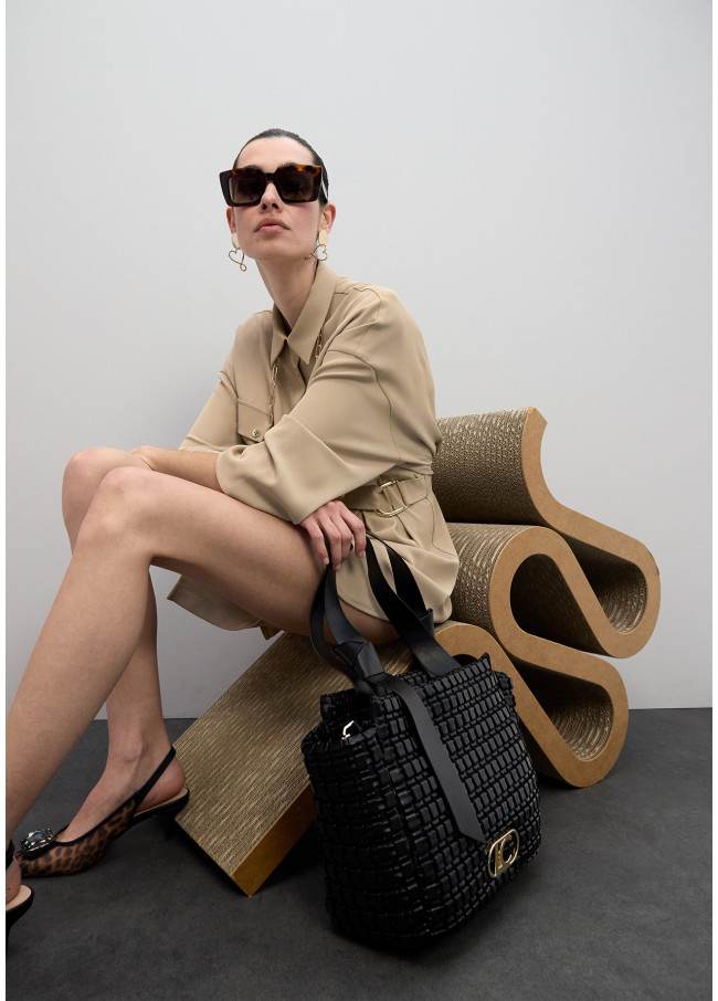 Bolso material trenzado detalle metálico en lazo