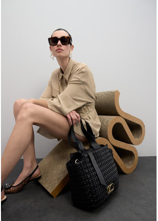 Bolso material trenzado detalle metálico en lazo