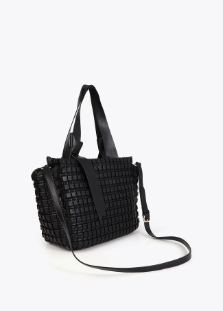 Sac en matériaux tressés avec détail nœud métallique