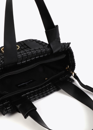 Bolsa em material trançado com detalhe metálico em laço