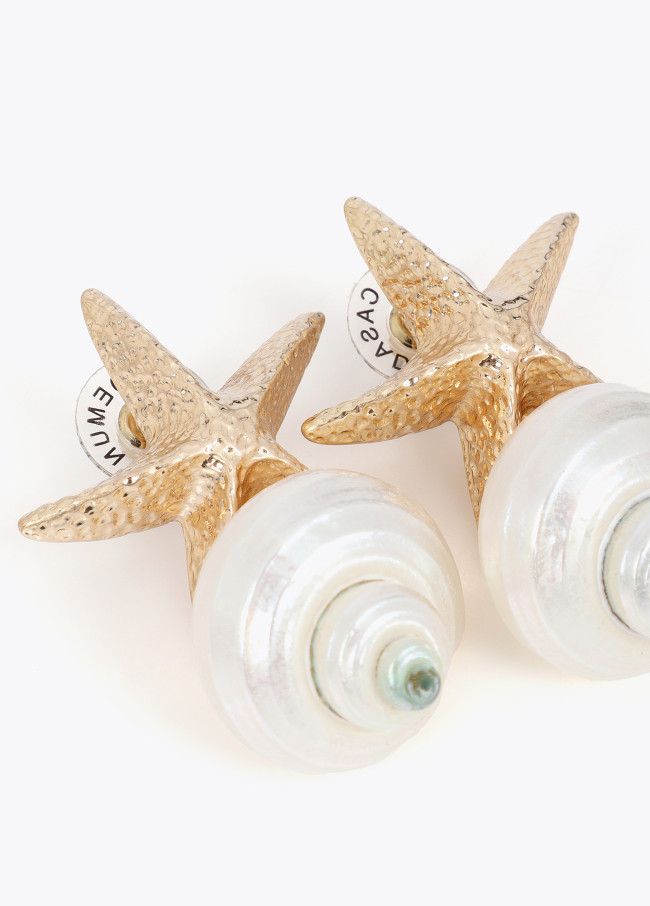 Brincos maxi com estrela metálica e concha natural
