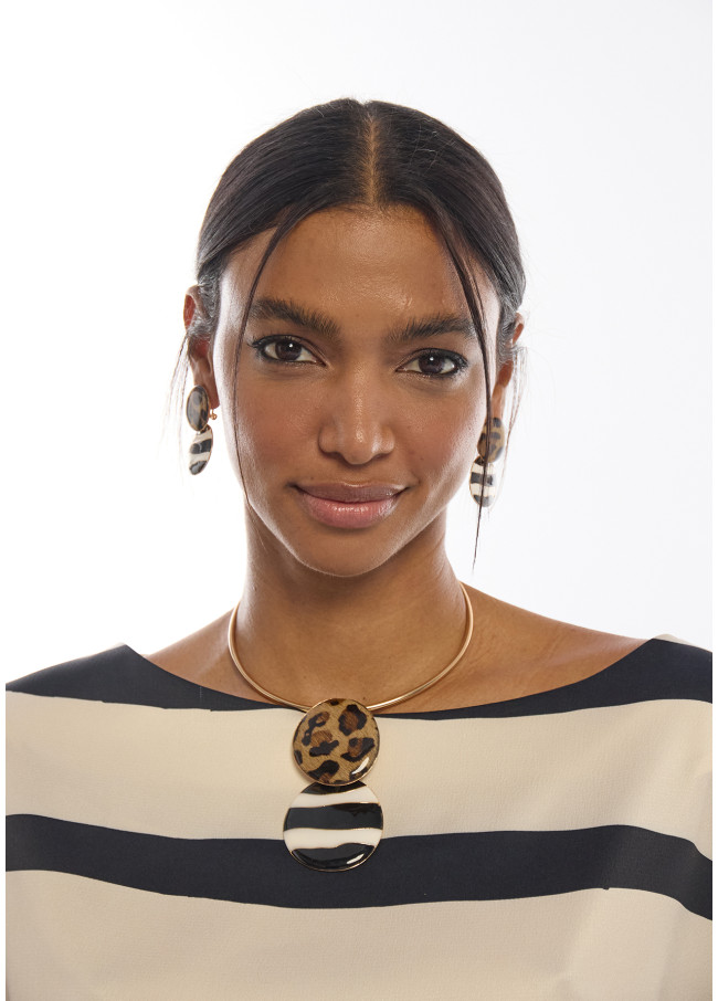 Collier court ras de cou rigide avec pendentif...