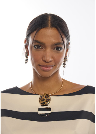 Short Choker Necklace with Combined Animal Print and Stripes Pendant