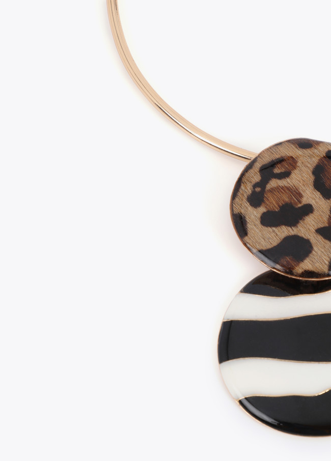 Collier court ras de cou rigide avec pendentif...