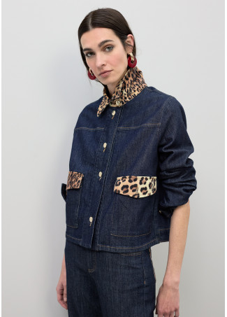 Kurze Jeansjacke mit Leopardenkragen und Flappdetails