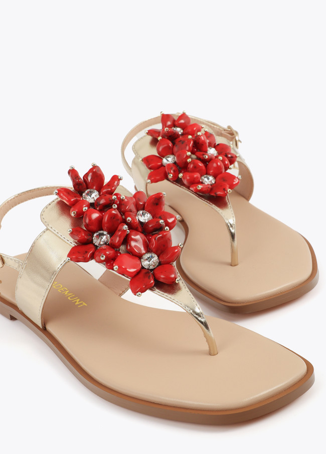 Metallische Flache Sandale mit Blumendetail