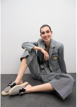 Flache Sandale mit Raffia-Effektsohle in gestreiftem Canvasstoff und Schleifendetail