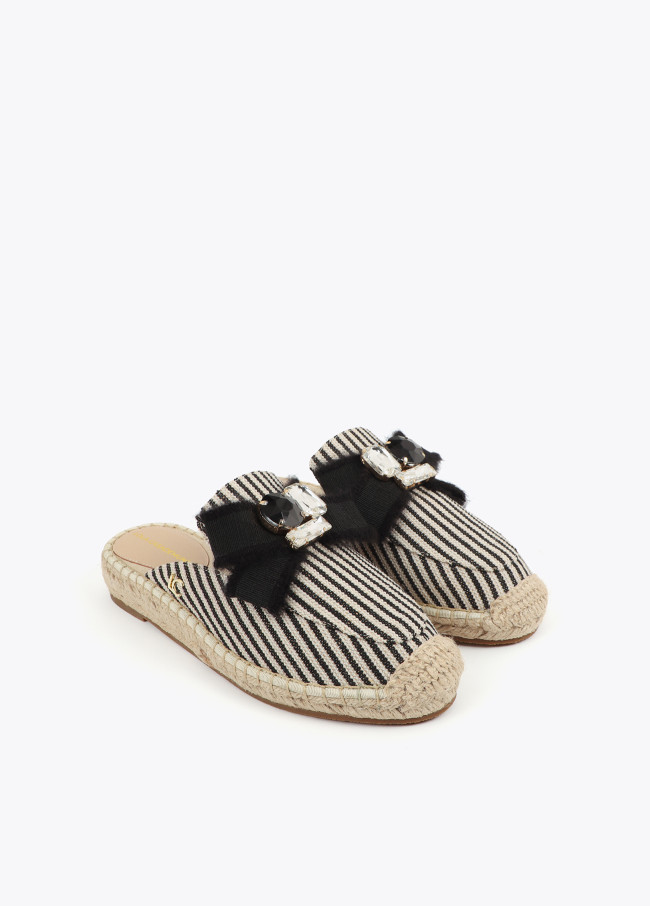 Flache Sandale mit Raffia-Effektsohle in...