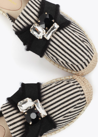 Flache Sandale mit Raffia-Effektsohle in gestreiftem Canvasstoff und Schleifendetail