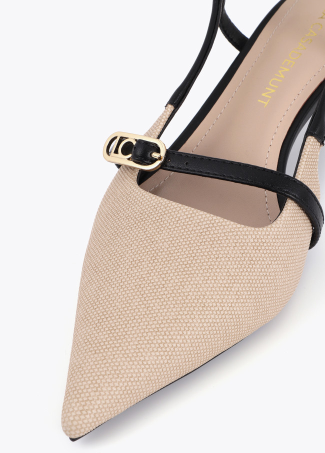 Chaussure à talon bicolore avec boucles...